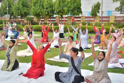 Agra people performed yoga on International Yoga Day