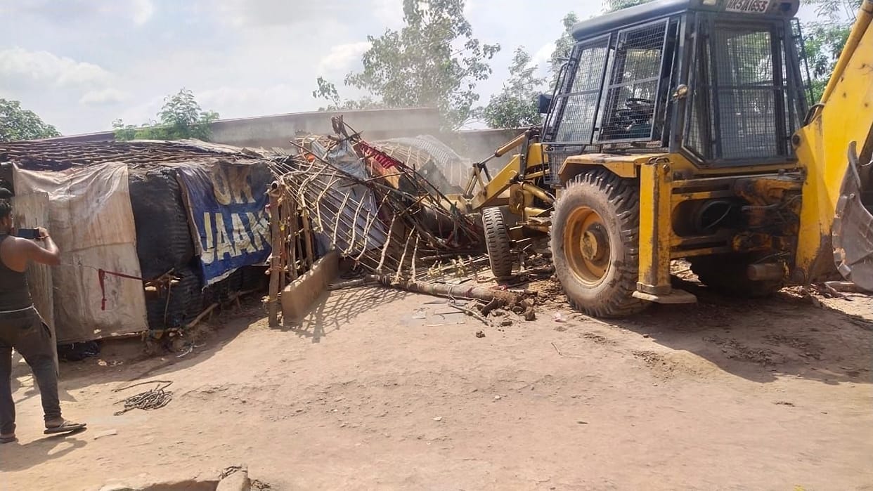 Action: Bulldozer on encroachment, confiscated street vendors, HSVP freed crores of land from encroachment behind petrol pump located in Sector-1