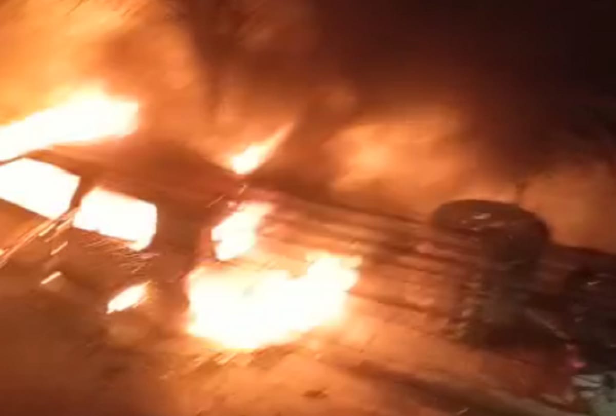 Fire in parked car, accident caused by short circuit
