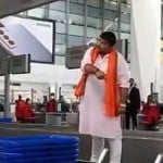 हंगामा करते हुए यात्री