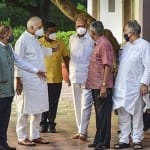 दिल्ली में शरद पवार के घर पर बैठक में विपक्षी दलों के नेता शामिल हुए।