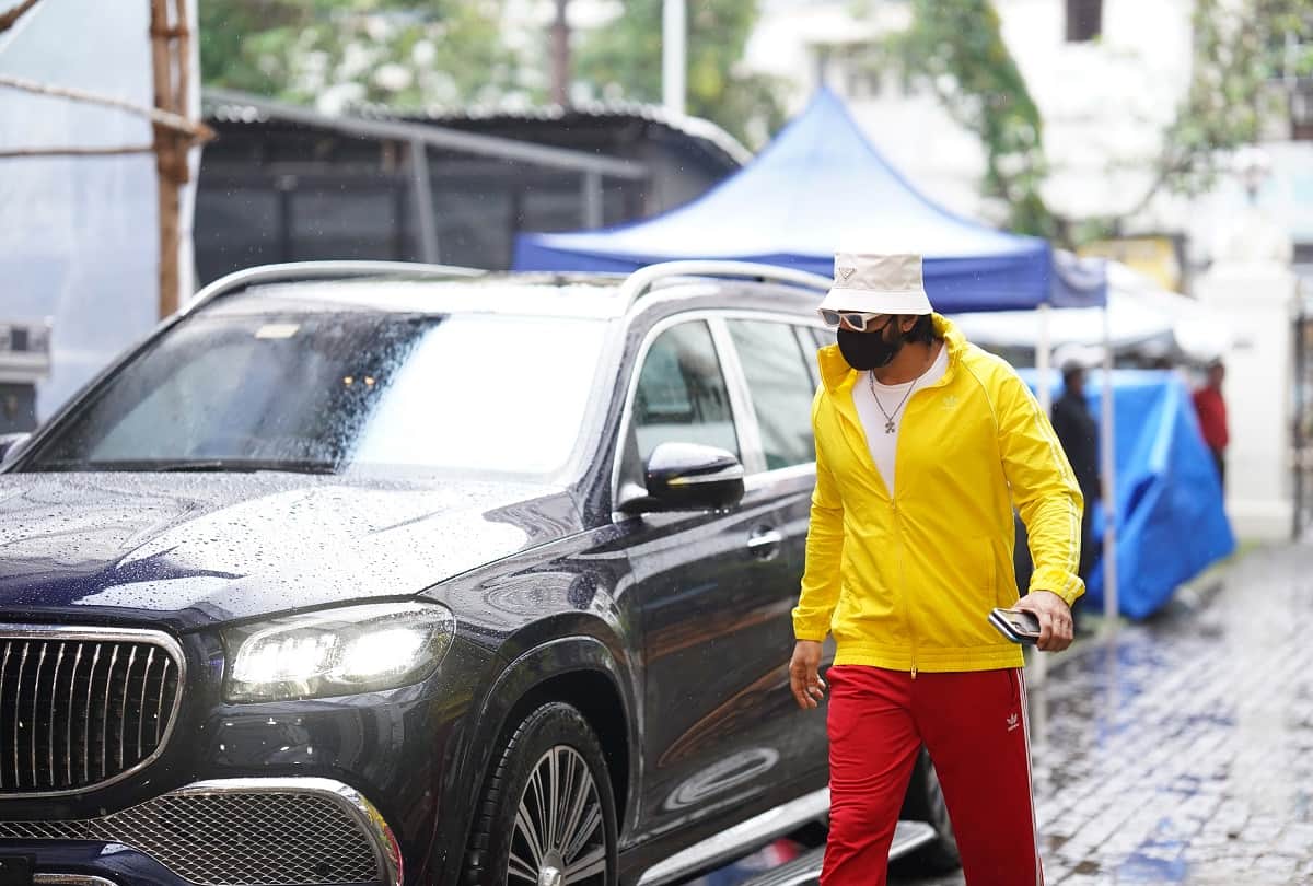 Ranveer Singh resumes shooting for his upcoming film spotted arriving on the sets