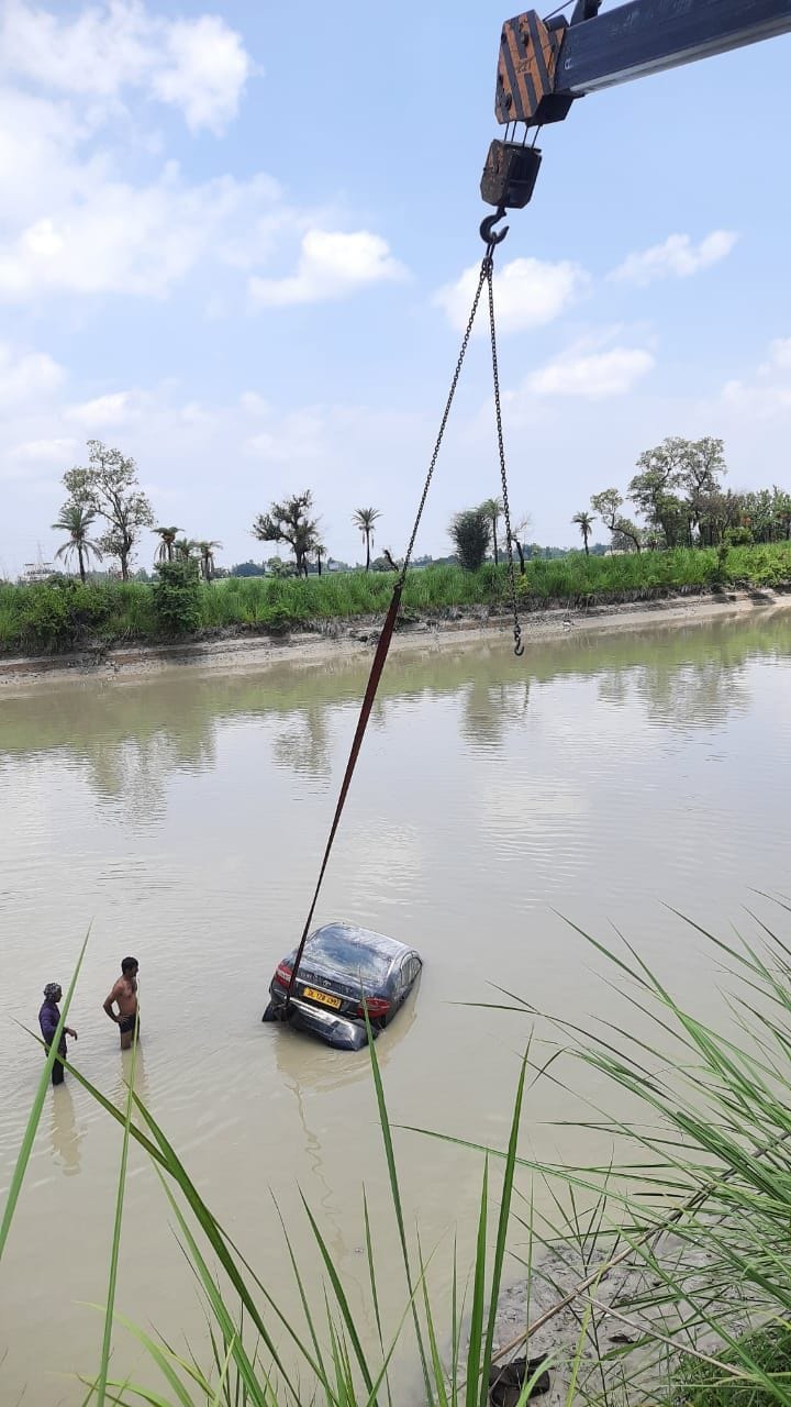 Life in danger... Vehicles get stuck in Gangnahar in the blink of an eye