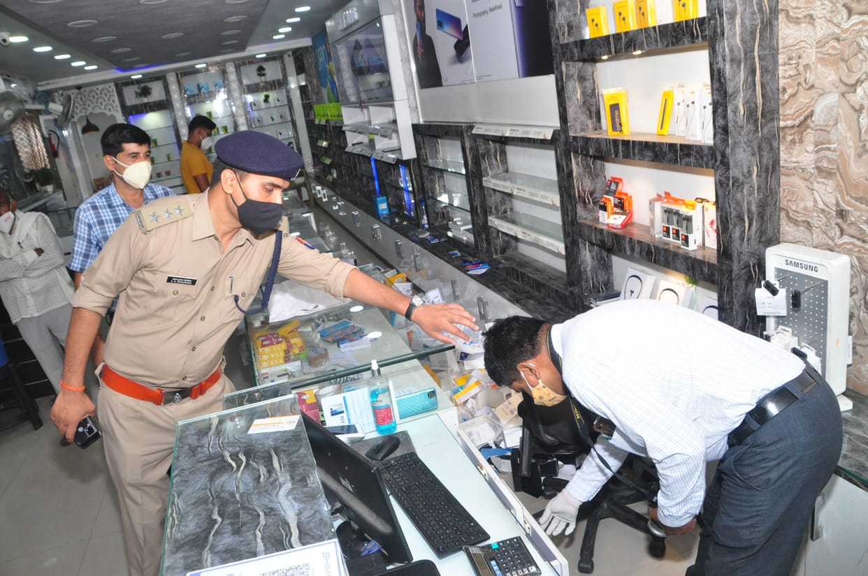 32 lakh theft in mobile shop