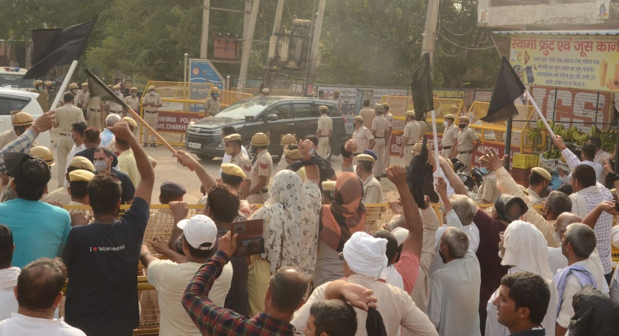 Farmers sitting on State Highway 334-B for 87 minutes waiting for Babita Phogat, returned showing black flags