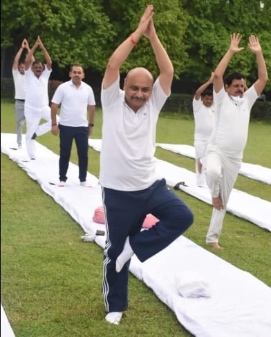 Bareilly: Railway officials also did Pranayama in Izzatnagar