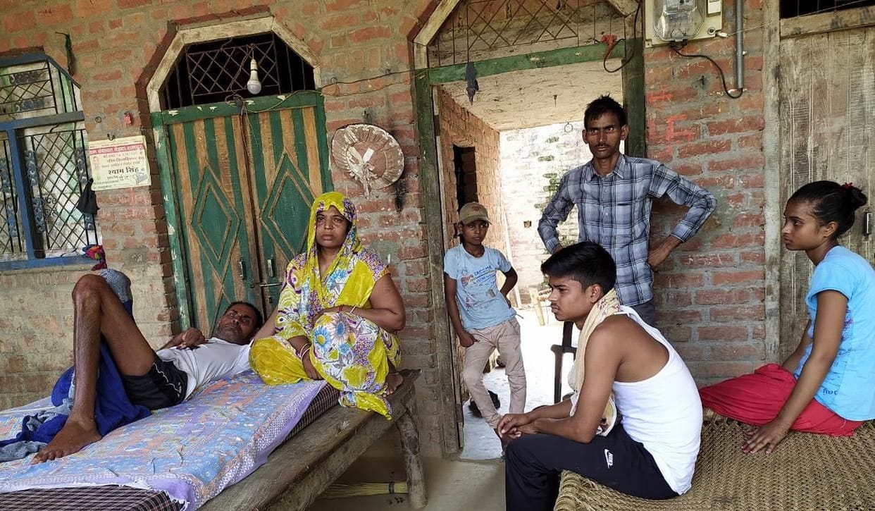 ghar par maayoos baithe  anaamika urph manjesh ke parijan.