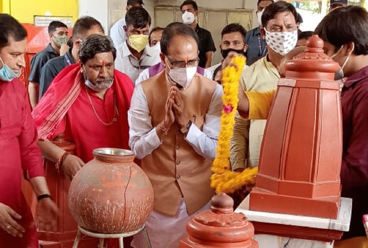 madhya pradesh chief minister shivraj singh chouhan prayers at pitambara peeth