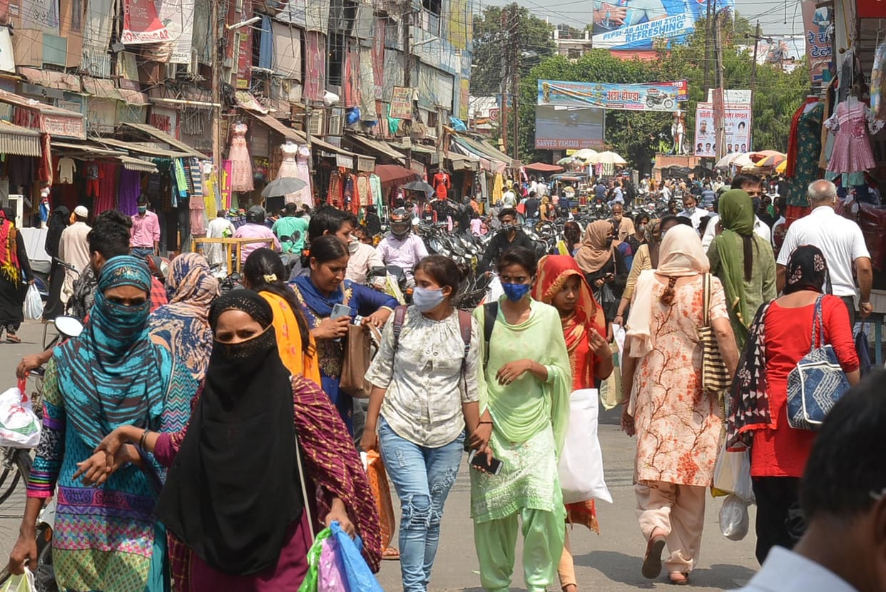 Crowd in the markets of Muzaffarnagar, people roaming without masks