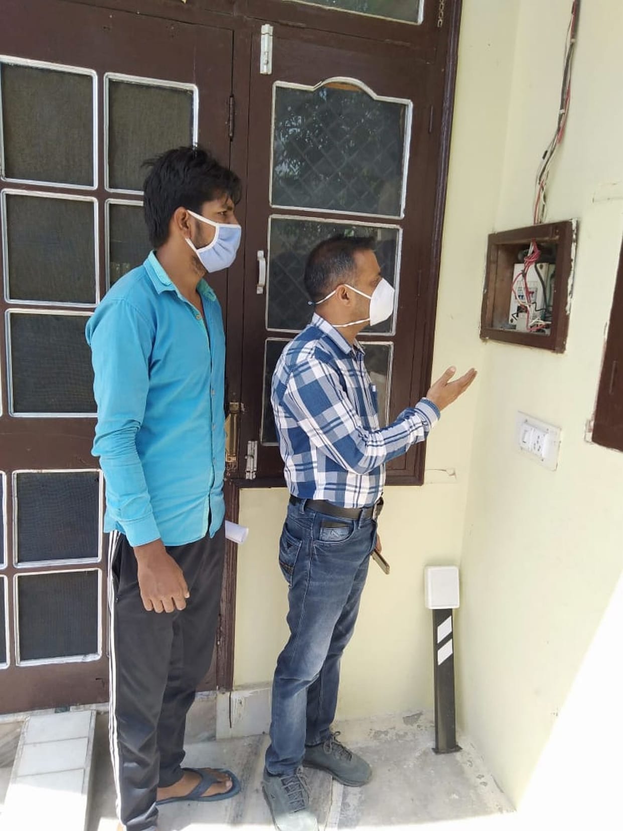Electricity wires entangled, meters and equipment of dozens of houses burnt