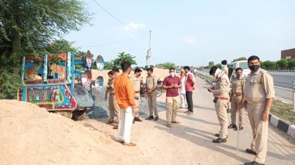 highway,etawah news,old man,service road,body found
