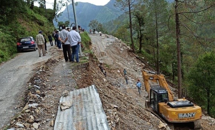 Block pramukh went with EE to open the road closed due to landslide