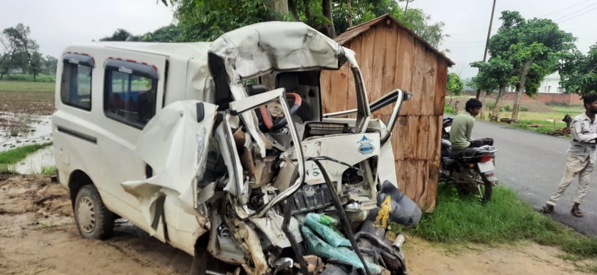 Road accident in Ballia: magic vehicle dcm collision one driver died