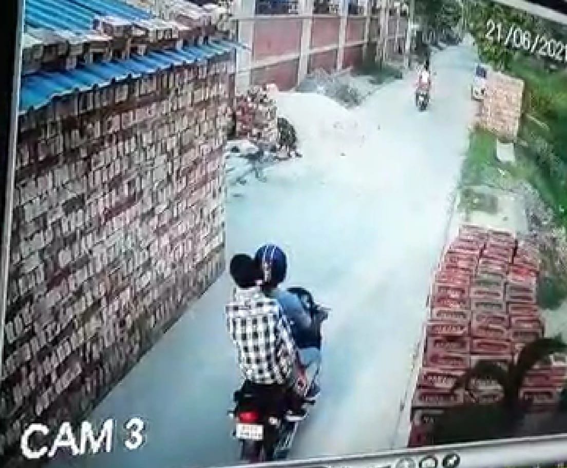 The chain of the former principal, who was going to leave the couplet at home, snatched