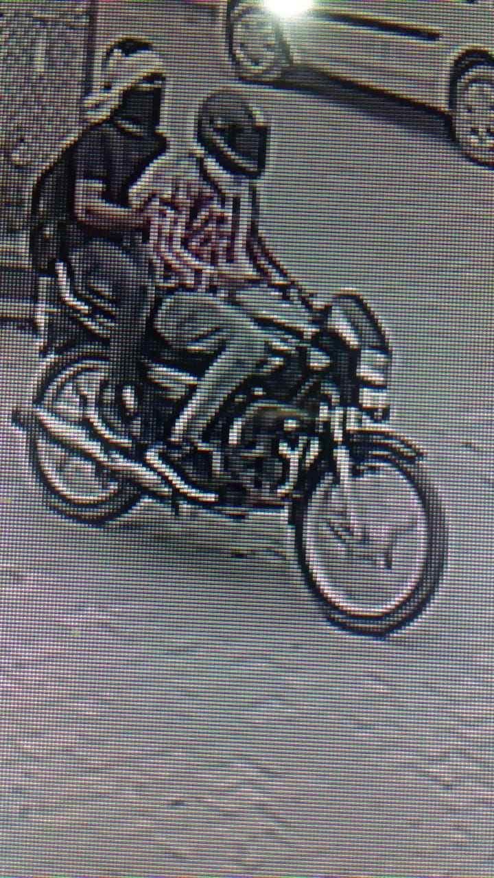 Two mobiles looted from the shop on the strength of pistol in broad daylight