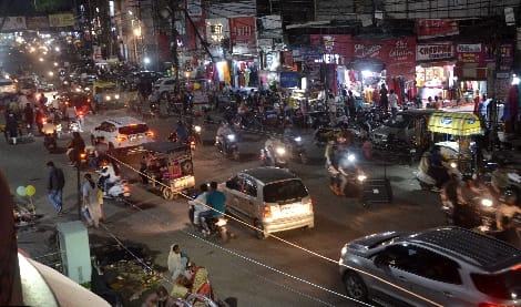After a long time, pleasant in the evening: Markets open till nine o'clock, people go out to visit with families