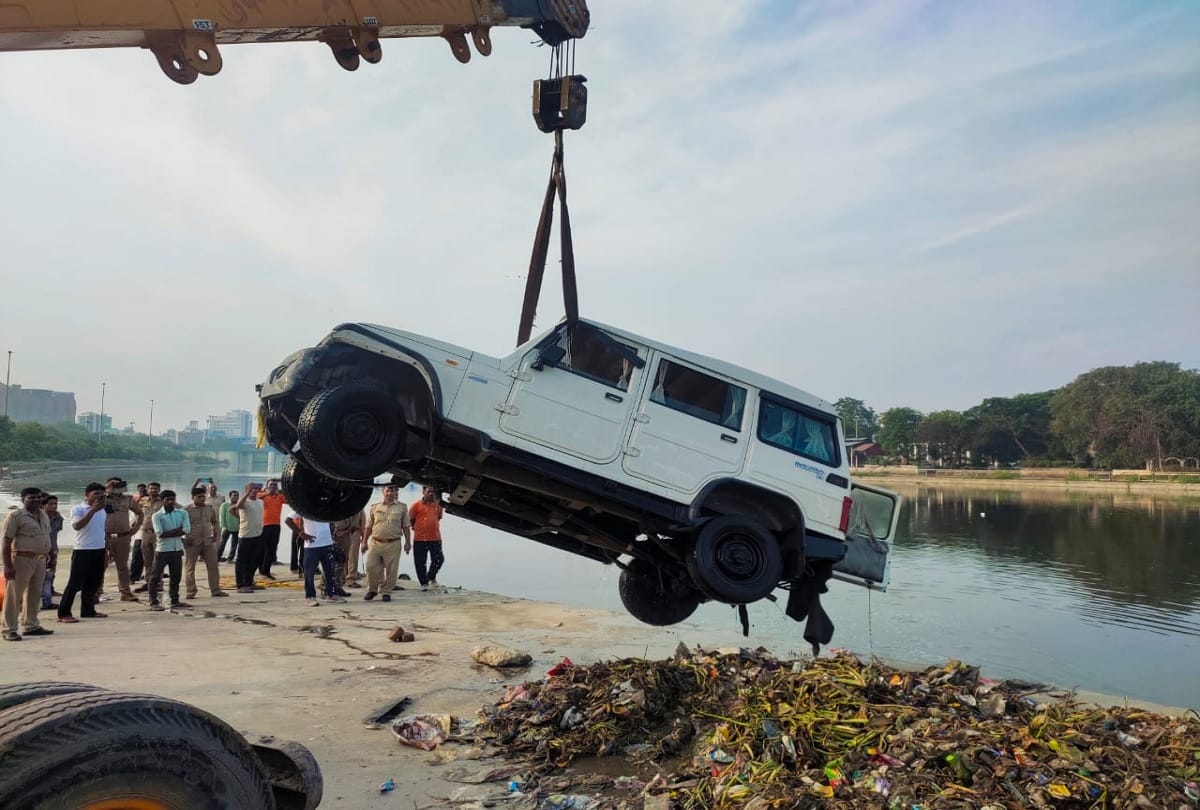 Bolero falls down in Gomati river in lucknow many rescued 