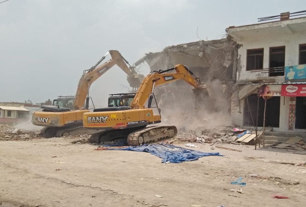 Bulldozer On Properties Of SP Leader Rameshwar And Jugendra Yadav