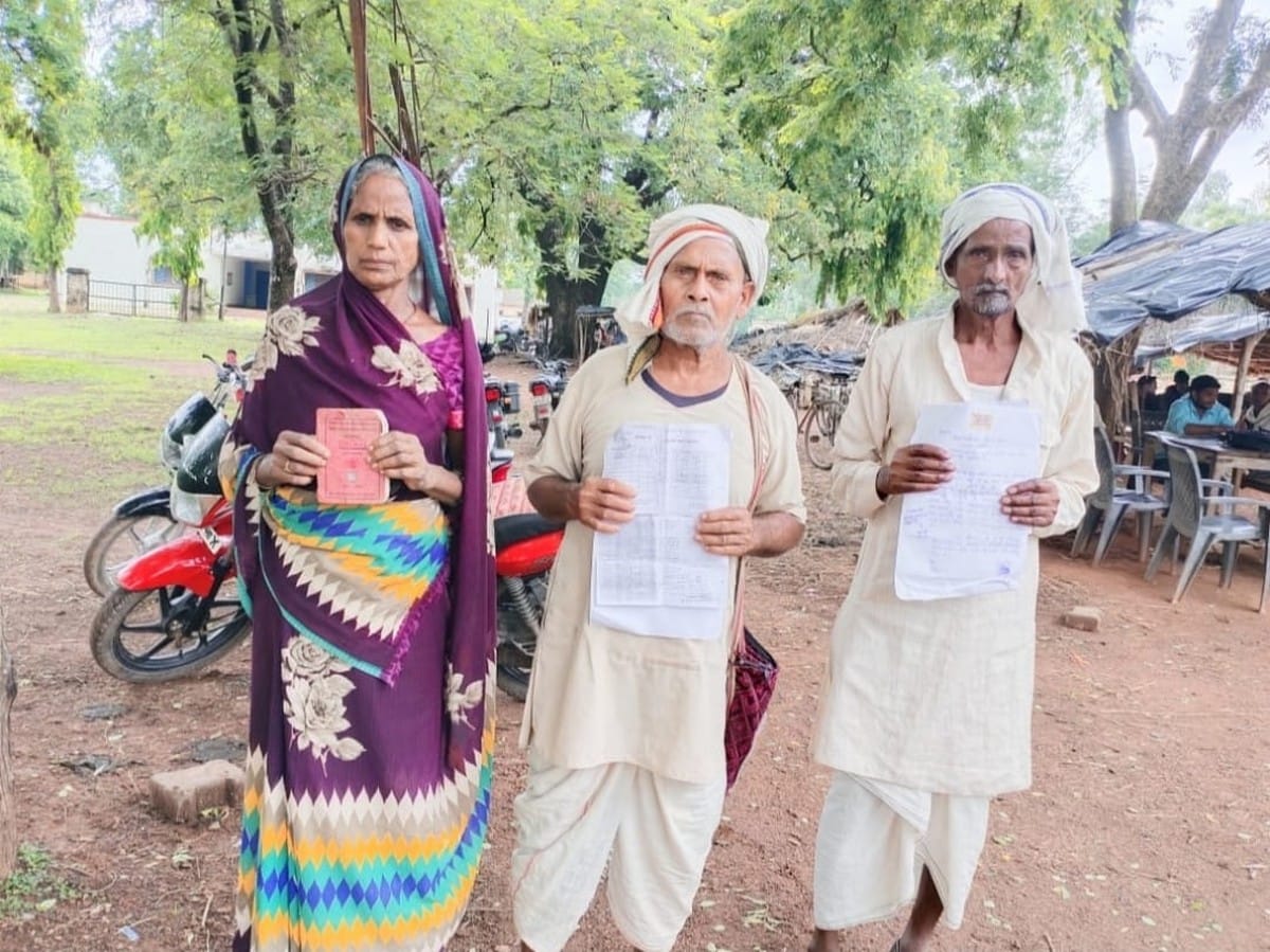 People complaint of kotedar to DM for fraud in ration card change in chandauli