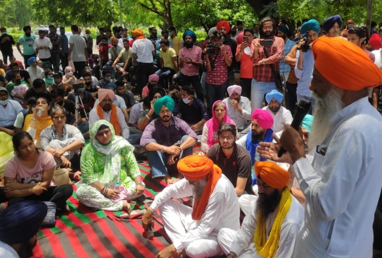 Farmer Leader Gurnam Chaduni Supported students protest in Panjab University of Chandigarh