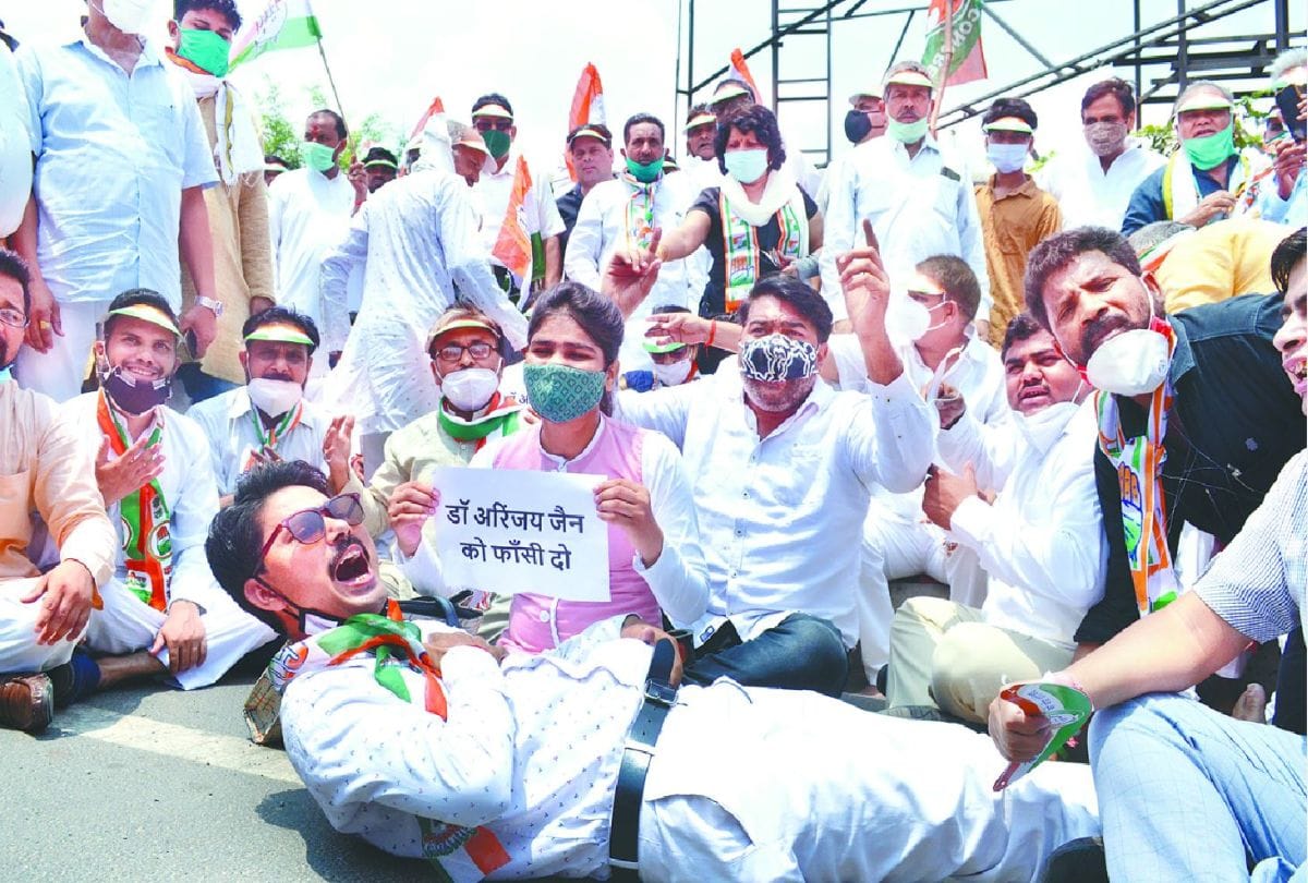 congress leaders protest against paras hospital agra