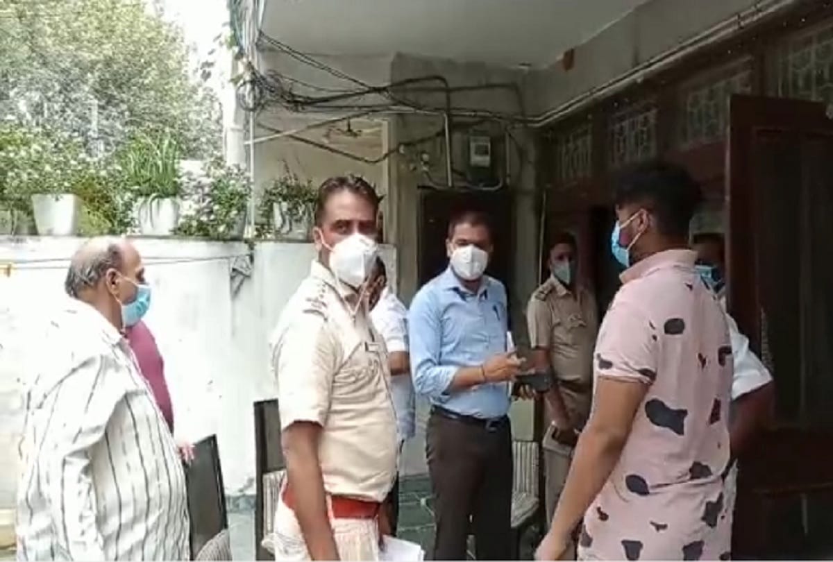 Masked miscreants took businessman daughter hostage, looted jewelery and cash worth 40 to 50 lakhs from the house in delhi