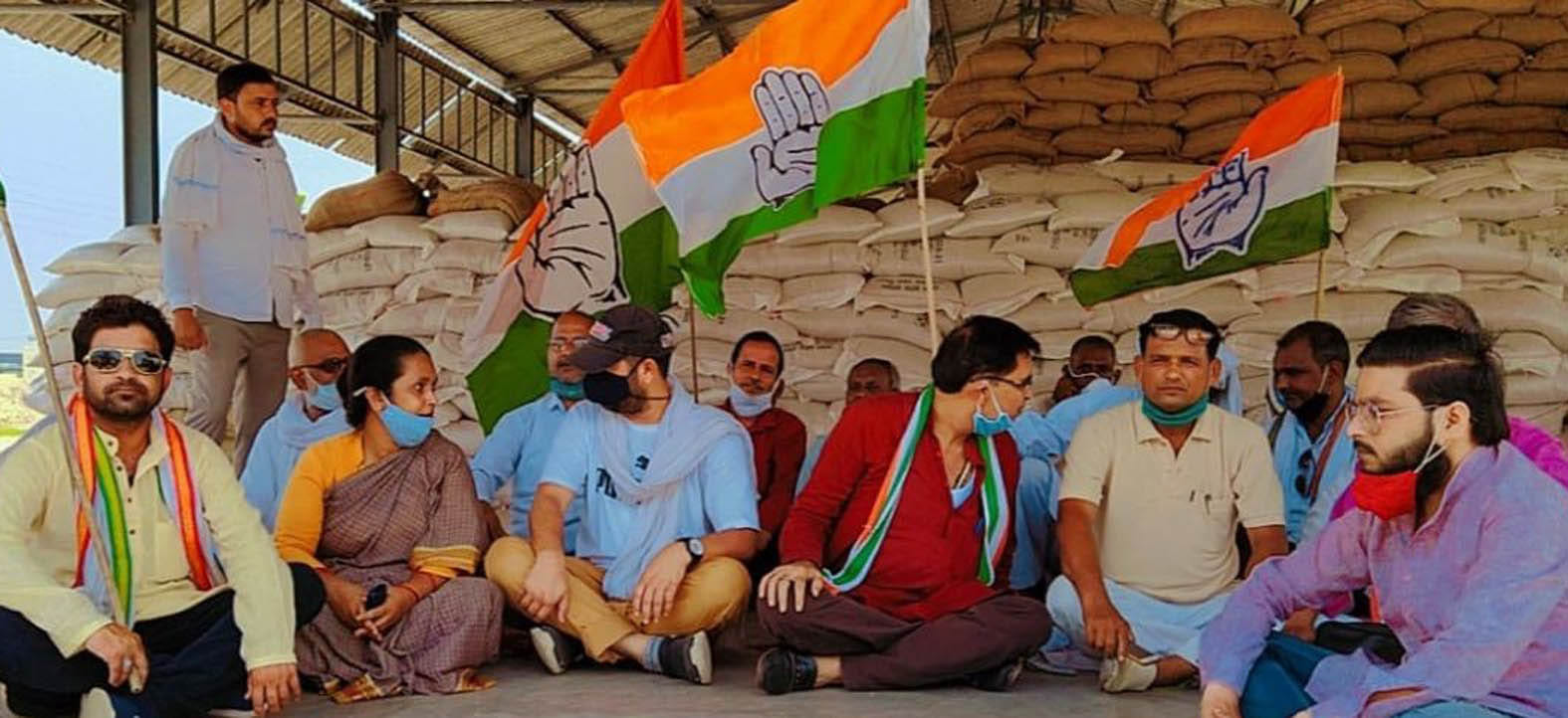 Demonstration of Congressmen for not buying wheat in two centers