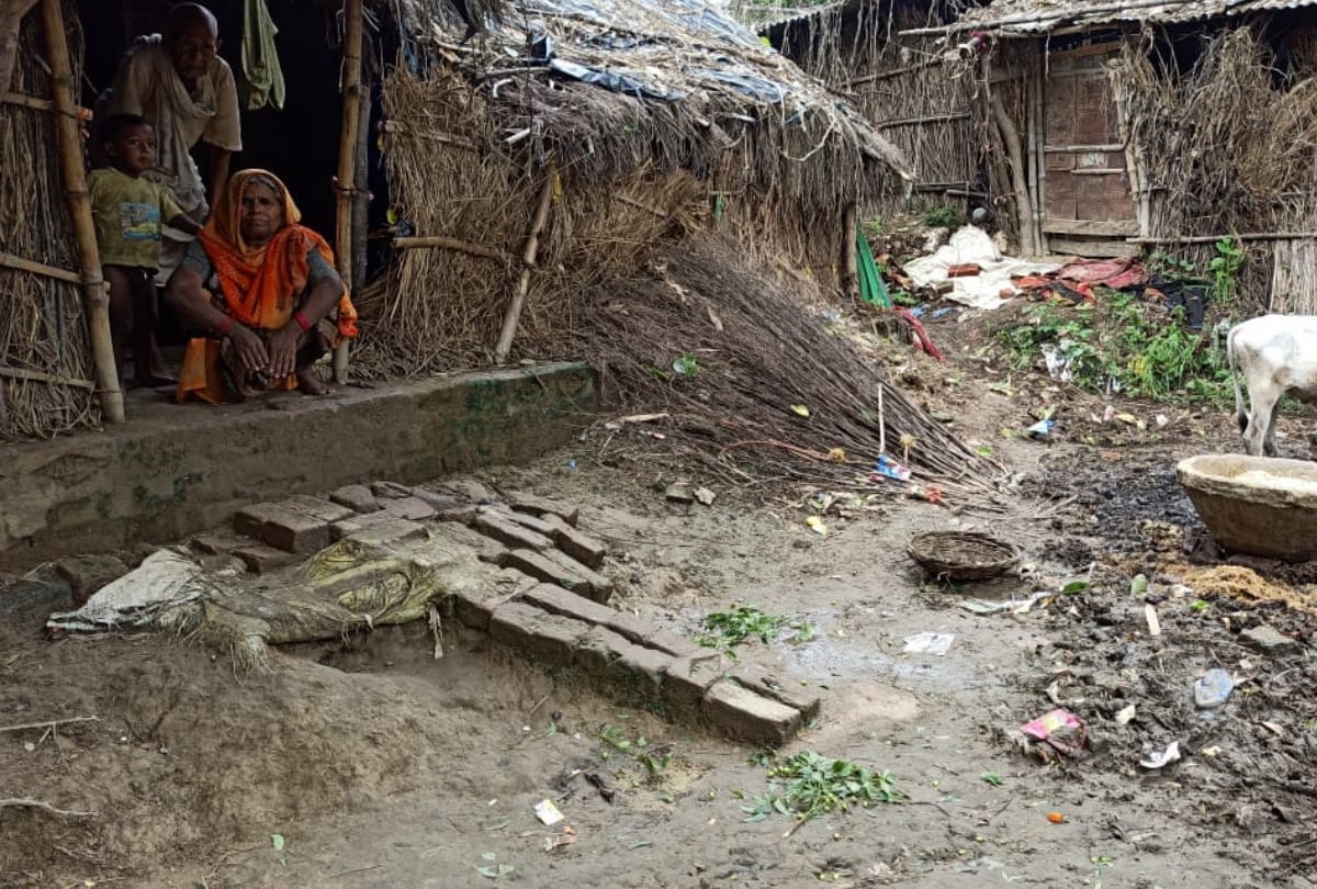 Family of 14 displaced who spending night on banks of dam for 23 years in deoria