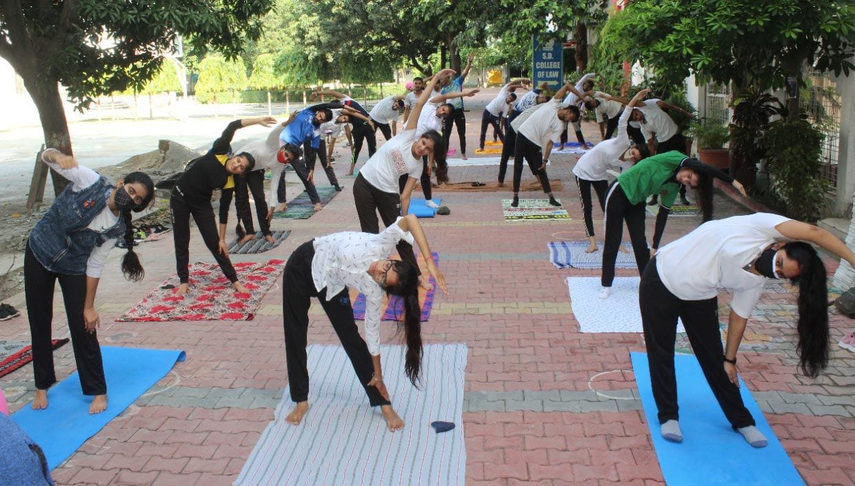 World Yoga Day: In Muzaffarnagar, students did yoga at home
