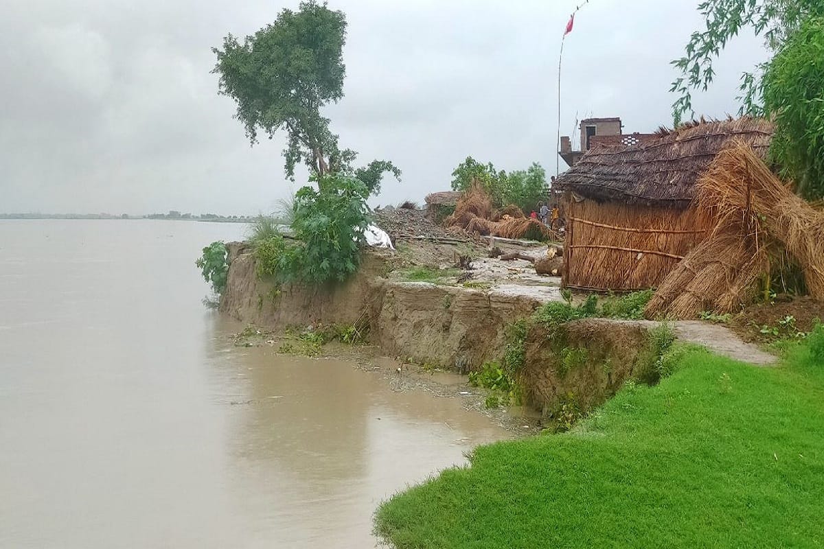 Flood news Villagers in panic due to rise in water level of Ghaghra river in Sant Kabir nagar