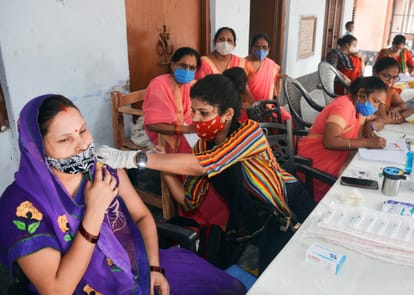 इस्लामिया इंटर कॉलेज में कोरोना वैक्सीन लगवाती महिला