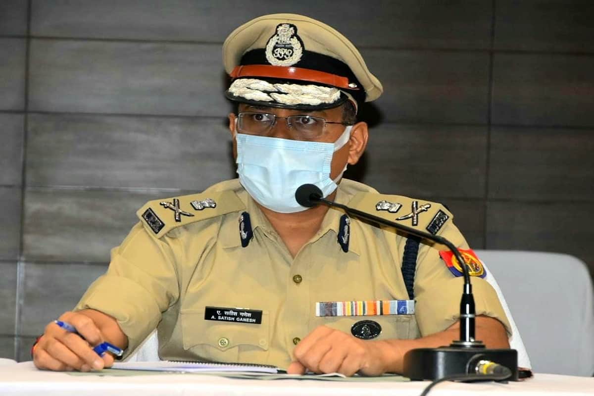 New Year 2022 Celebration: varanasi welcome of new year people around ganga ghat and shopping ganga aarti police patrolling in covid