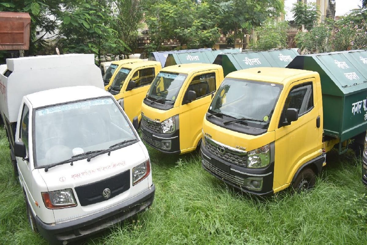 Notice to EO and JE for standing cleaning vehicles in Jaunpur stopped salary of two cleaning inspectors 