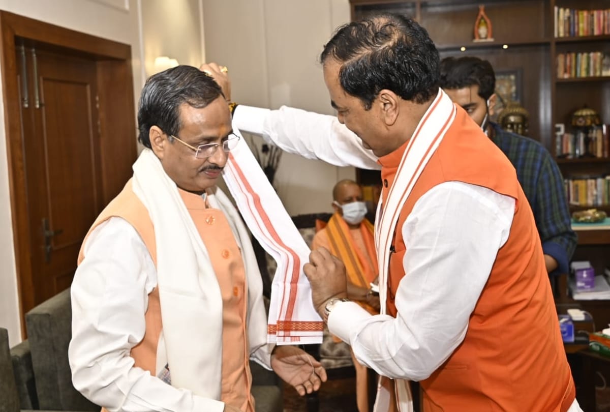 Pics of CM Yogi Adityanath had lunch in Deputy CM Keshav Prasad Maurya home in Lucknow.