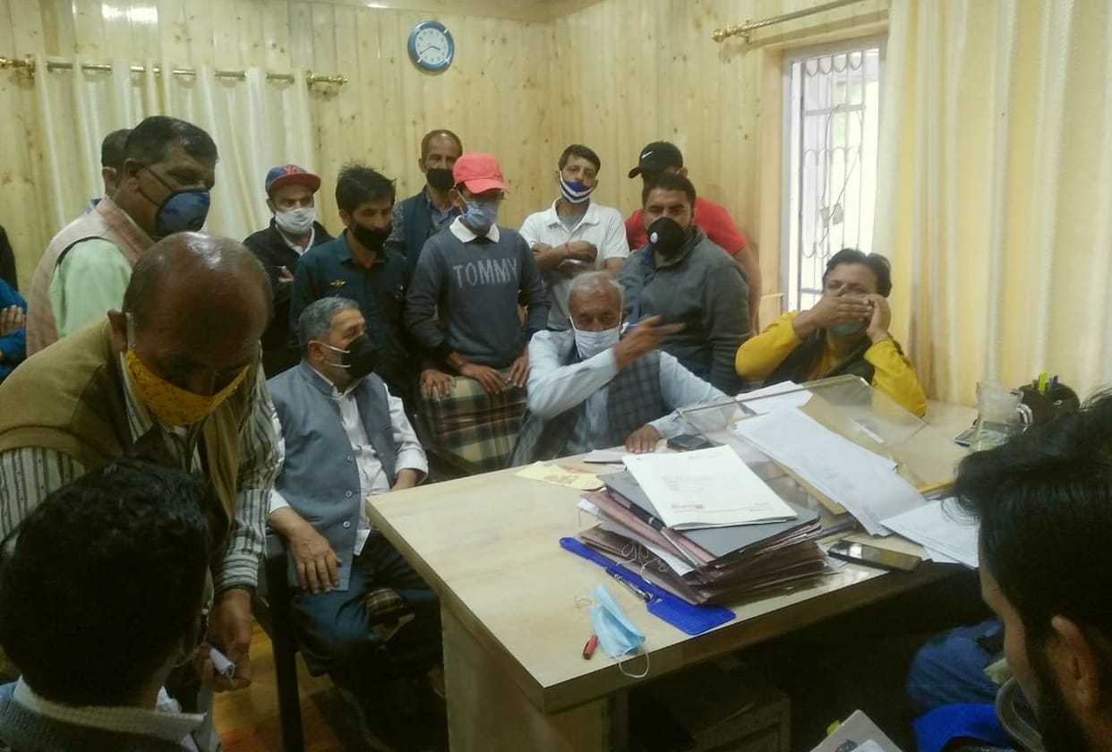 people protest in front of jal shakti office matiyana theog for water crisis
