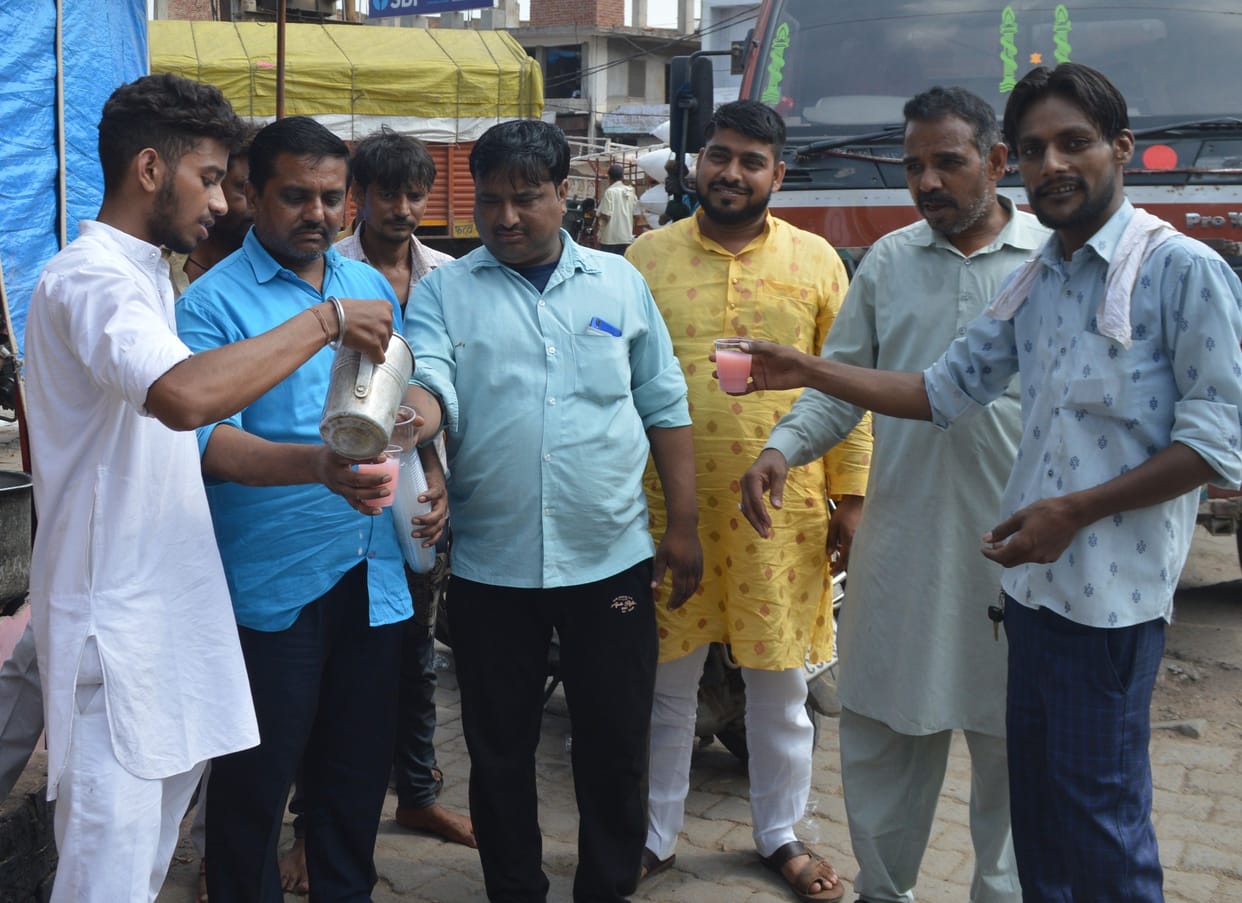 Hathras: Charity done on Nirjala Ekadashi, poured a cup of sherbet