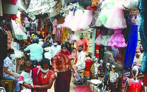 Jam due to overcrowding in the open market after two days of closure