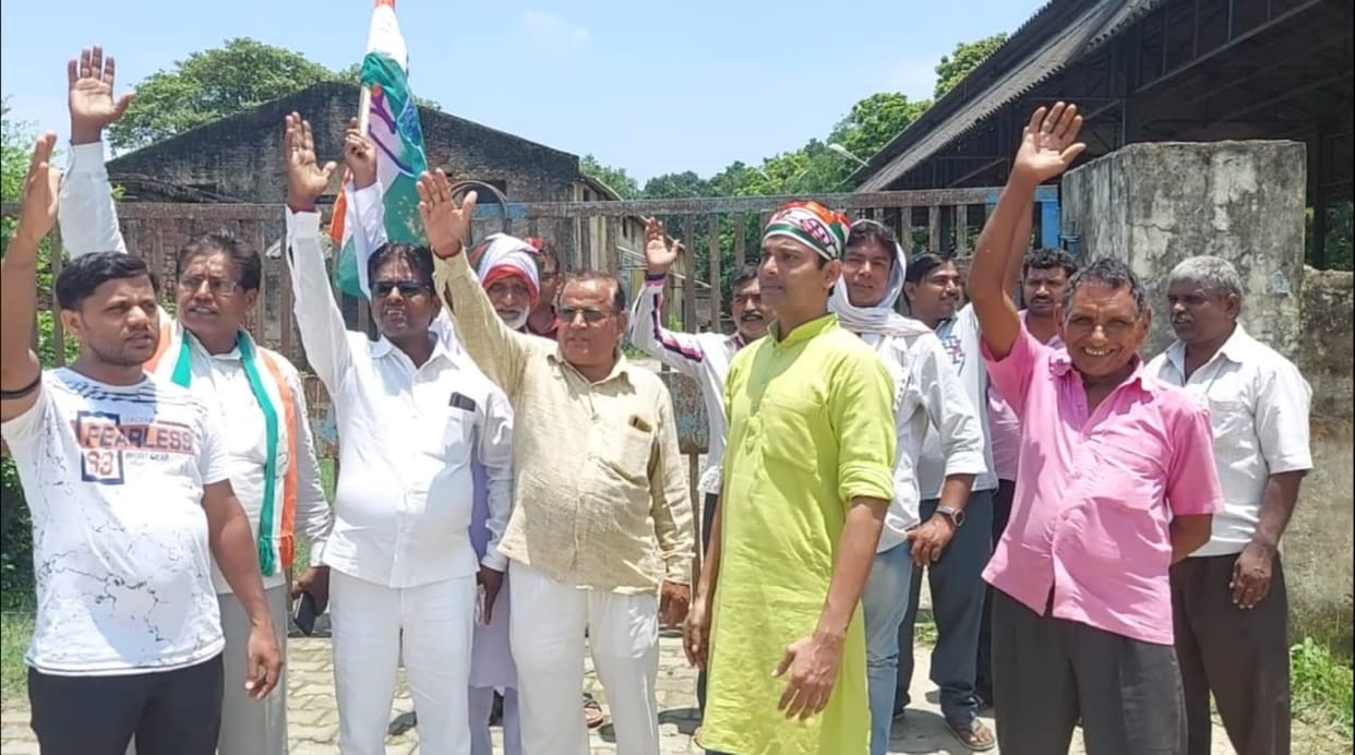 Congress workers demonstrated when wheat purchasing center remained closed