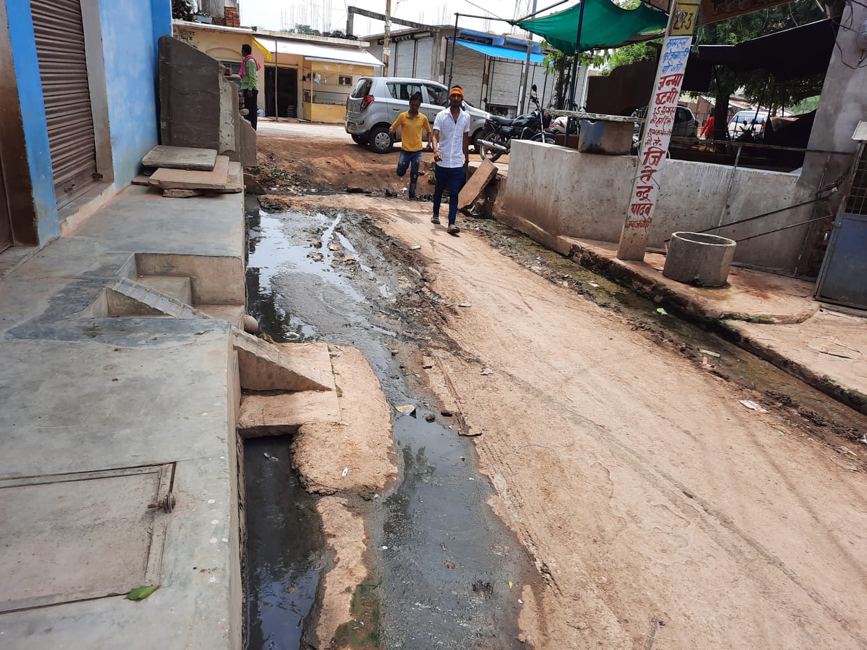 dirty water floating in street