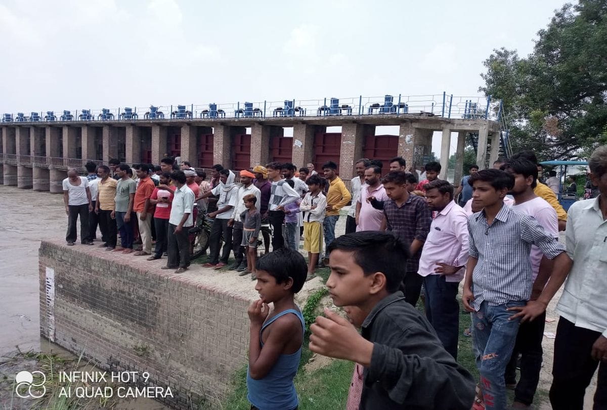 Boyfriend And Girlfriend Jumps In Hajara Canal Kasganj