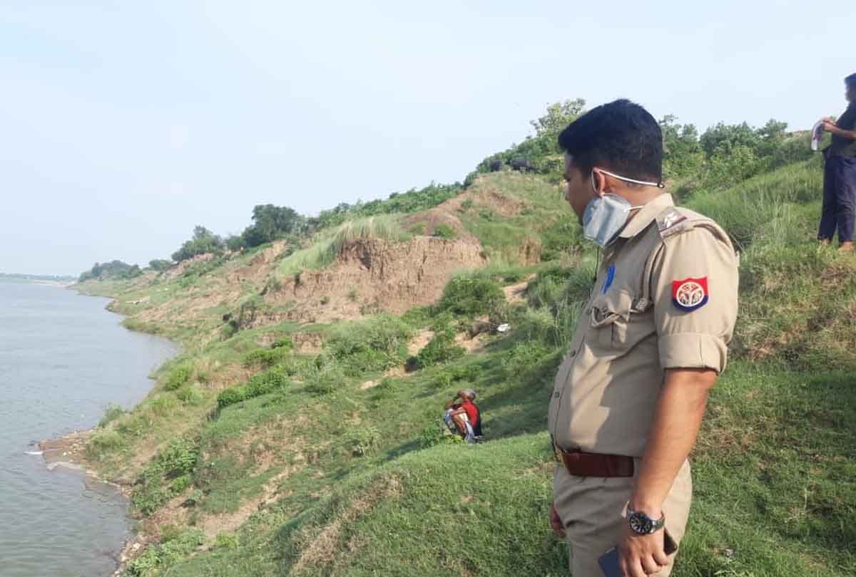 Hamirpur: Half burnt body found again in Yamuna river, police conducted last rites with the help of municipality personnel