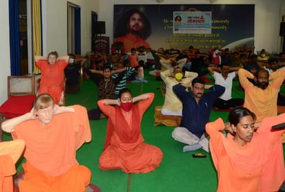 Yoga Day: Many countries of the world associated with immunity booster yogashala organized at Kriya Yoga Ashram
