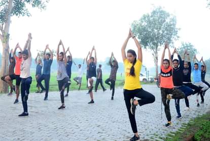 prayagraj news : विश्व योग दिवस पर सोमवार को परेड गाउंड में योगासन करते युवा।
