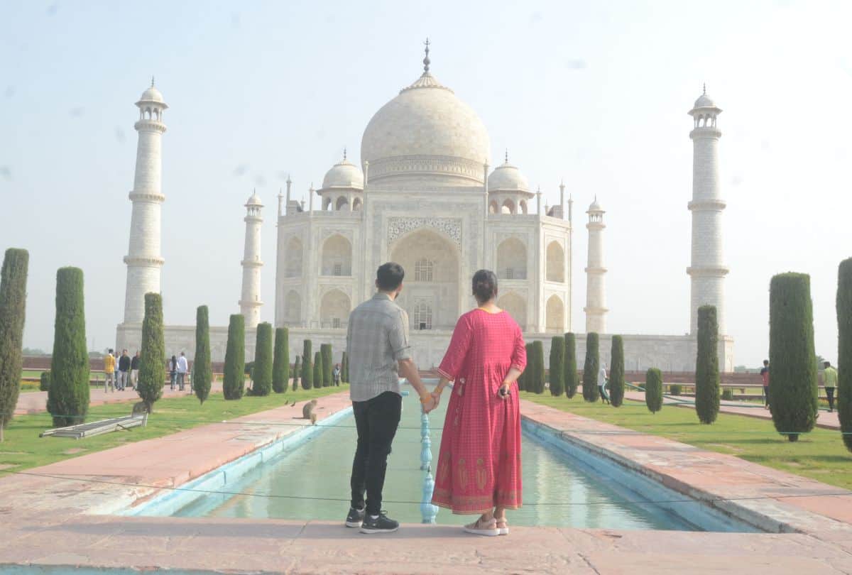 Badminton Player Saina Nehwal Visits Taj Mahal With Husband
