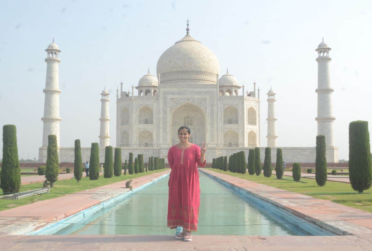 Badminton Player Saina Nehwal Visits Taj Mahal With Husband