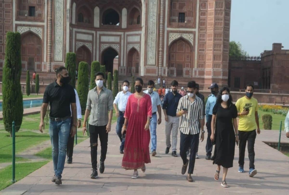 Badminton Player Saina Nehwal Visits Taj Mahal With Husband