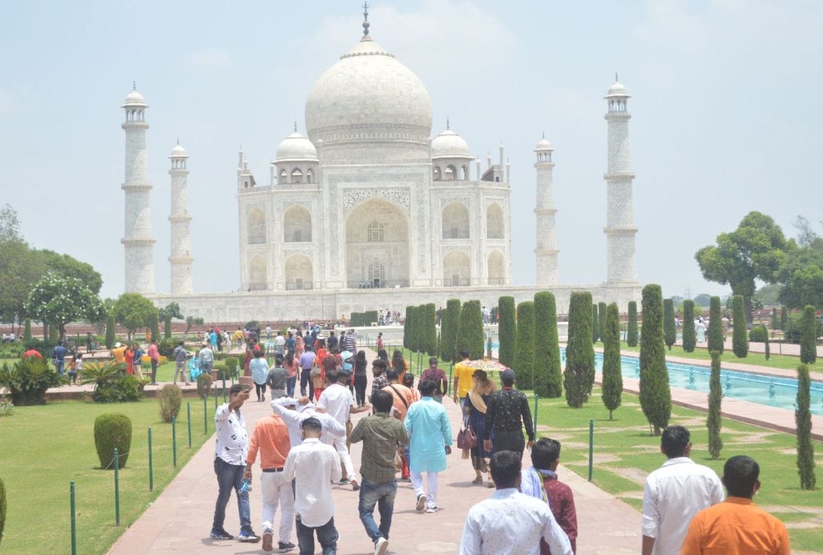 Tourist Beat In Taj Mahal Complaint To Cisf