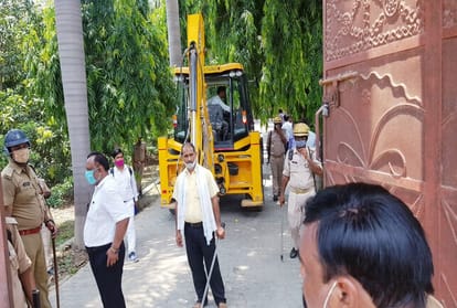 Bulldozer On Properties Of SP Leader Rameshwar And Jugendra Yadav