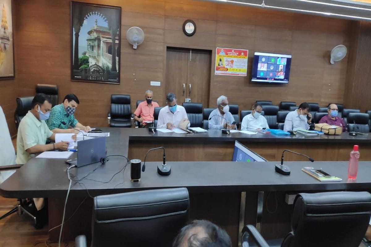 chief secretary Rajendra Kumar Tiwari reviewed through video conferencing of development works in Varanasi