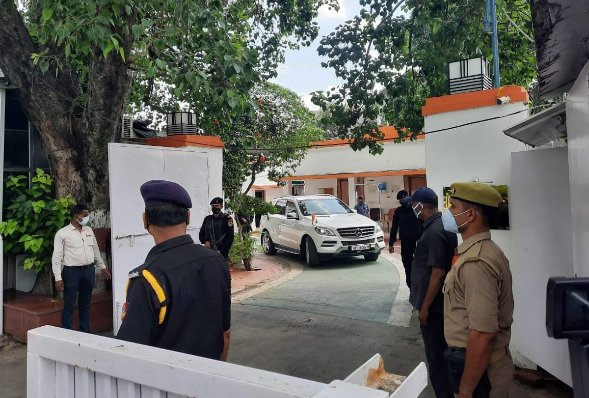CM Yogi Adityanath had lunch in home of Deputy CM Keshav Prasad Maurya.